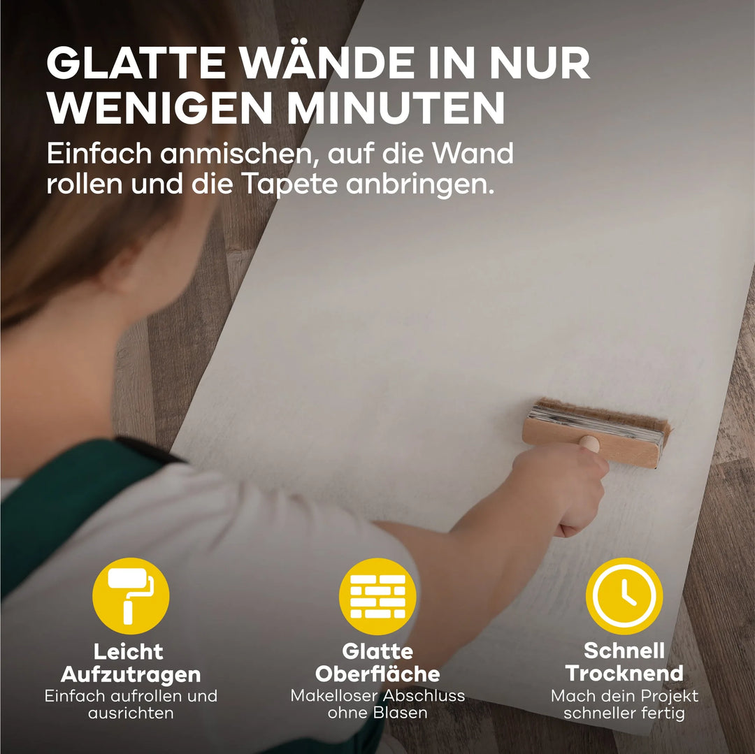 Eine Person benutzt eine Bürste, um eine Wand mit plid Plid Rollkleister - klumpfrei &amp; direkt auf die Wand auftragbar zu glätten. Der Text hebt das schnelle Vliestapeten-freundliche Rollen, das klumpenfreie, makellose Finish und die schnelle Trocknung hervor, die durch die drei Symbole unten dargestellt werden.