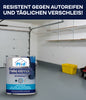 Im Vordergrund steht eine Dose plid Garagenbodenbeschichtung Anstreichset Beton & Estrich in einer makellosen, leeren Garage mit Regalen und einer gelben Tonne. Der deutsche Text darüber lautet: Widerstandsfähig gegen Autoreifen und tägliche Abnutzung!.