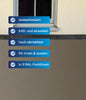 Eine cremefarbene Wand mit einem Fenster über einem Innenhof. Overlay: fünf blaue deutsche Checklisten über Plid Betonfarbe für Böden & Wände von plid-wasserbasiert, tritt- und stossfest, hoch abriebfest, für innen & außen, in 3 RAL-Farbtönen.