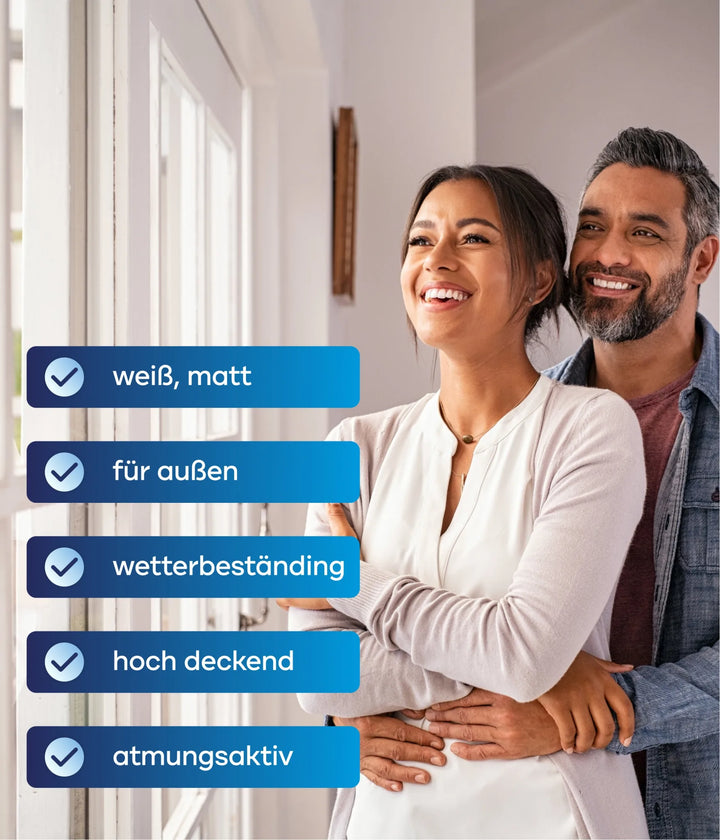 Ein lächelndes Paar steht an einem Fenster, mit blauen deutschen Textkästen, die die Merkmale von plid Silikon Fassadenfarbe - Anstreichset - Abdeckvlies: weiß, matt, wetterbeständig, hochdeckend und atmungsaktiv - ideal zur Fassadenrenovierung.