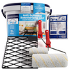 Ein plid Anti-Schimmel Renovierfarbe Langzeit-Filmschutz 5L Set mit zwei Rollen mit rotem Griff, einem schwarzen Tablett und einem Paket mit Schutzfolie.