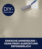 Ein Farbroller trägt plid Garagenbodenbeschichtung Anstreichset Beton & Estrich auf eine glatte Oberfläche auf. Der Text lautet: DIY-freundlich. Einfache Anwendung - keine Profi-Ausrüstung erforderlich!.