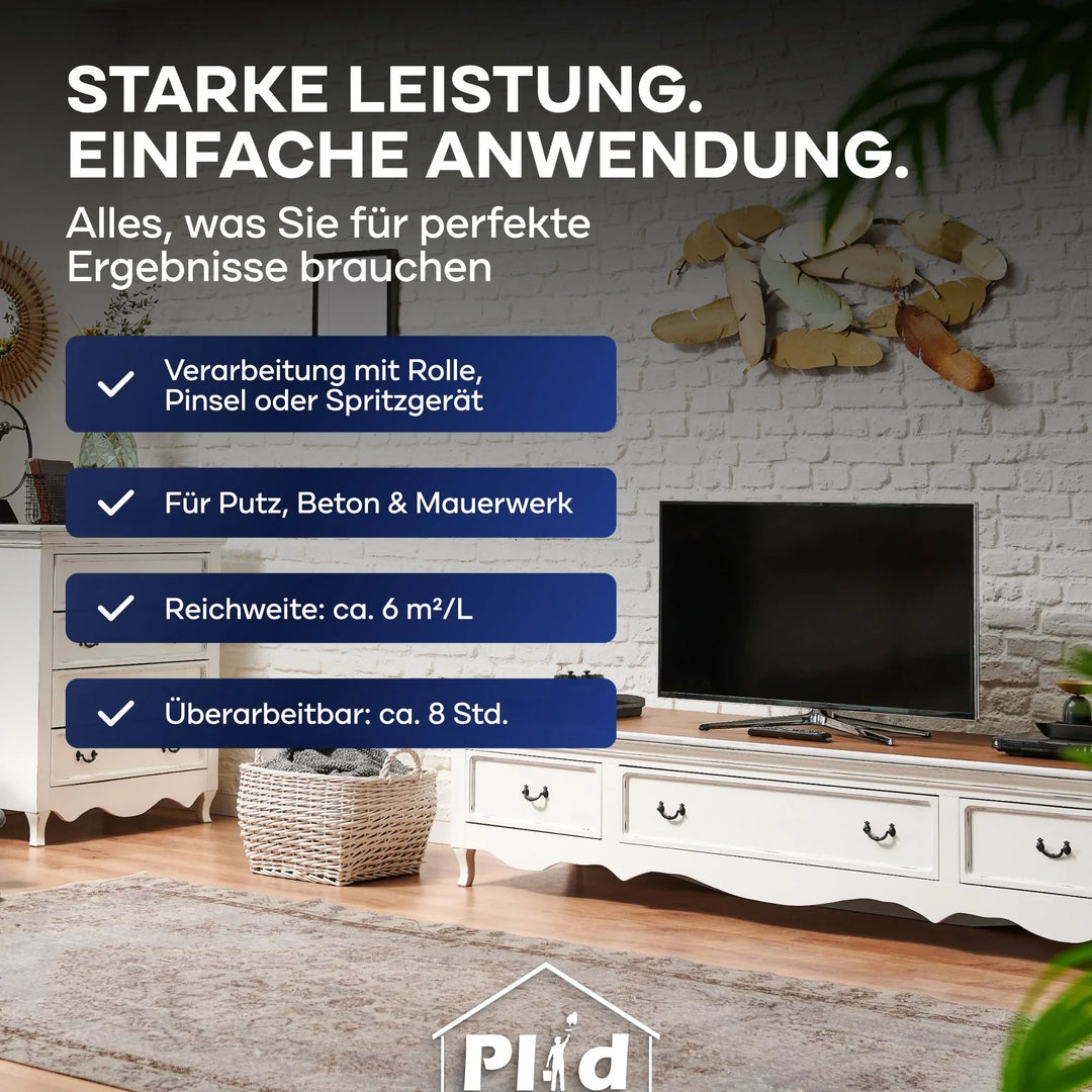 Ein modernes Wohnzimmer mit weißen Möbeln, TV, Pflanzen und Dekoration erscheint unter einem deutschen Text, der den Wetterschutz und die Vorteile von plid Fassadenfarbe wetterfest &amp; diffusionsoffen für Außenwände hervorhebt.
