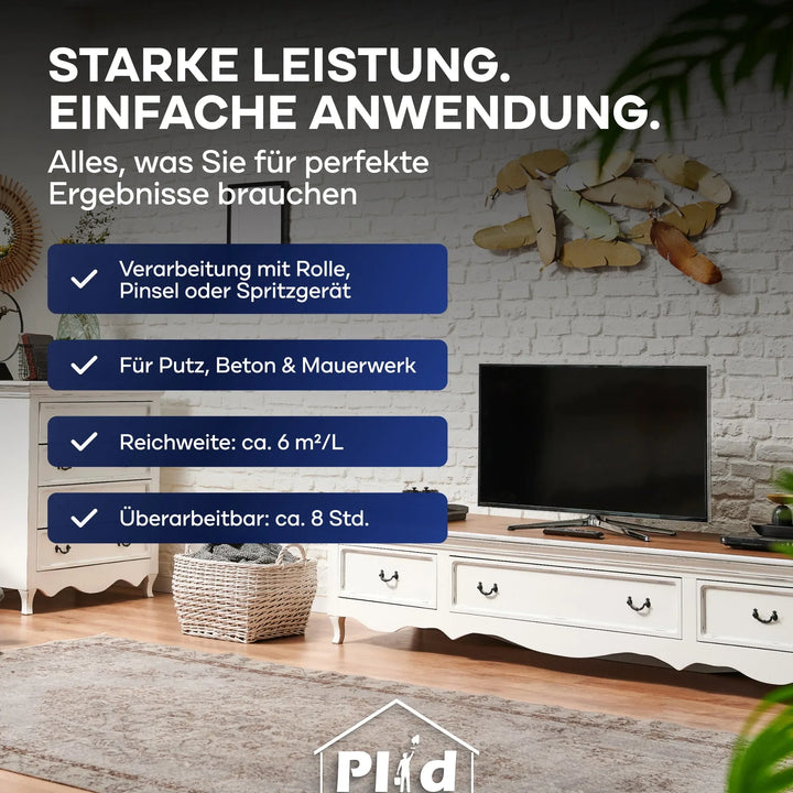 Ein modernes Wohnzimmer mit weißen Möbeln, TV, Pflanzen und Dekoration erscheint unter einem deutschen Text, der den Wetterschutz und die Vorteile von plid Fassadenfarbe wetterfest &amp; diffusionsoffen für Außenwände hervorhebt.