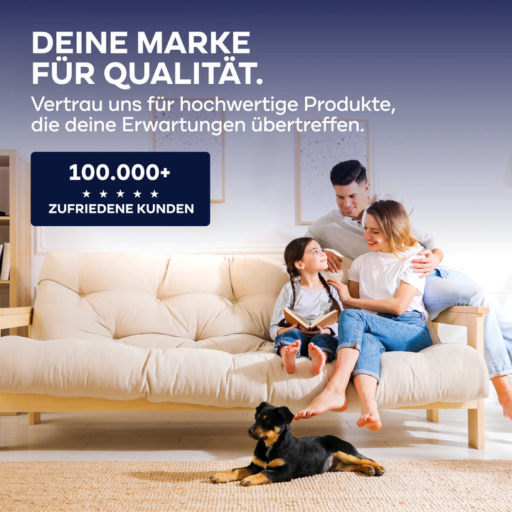 Eine lächelnde Familie sitzt auf einem Sofa im hellen Wohnzimmer, während ein Hund am Boden liegt. Der Text wirbt auf Deutsch für plid Anti-Schimmel Renovierfarbe Langzeit-Filmschutz - eine Qualitätsmarke mit über 100.000 zufriedenen Kunden.