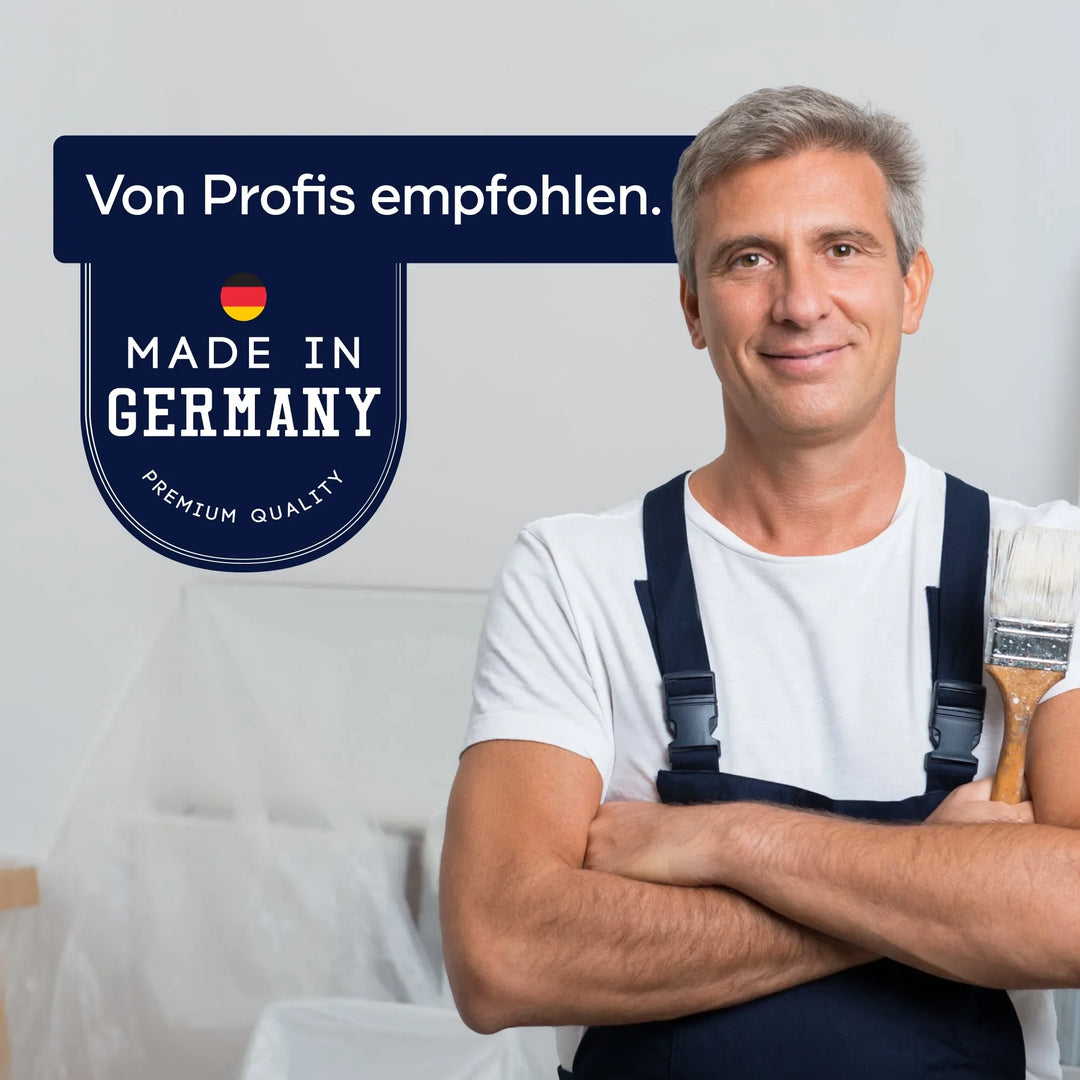 Ein lächelnder Mann in Latzhose hält einen Pinsel in der Hand und verschränkt die Arme. Neben ihm steht ein Schild mit einer deutschen Flagge: Von Profis empfohlen. plid Holzöl natürlich &amp; pflegend für Holz innen &amp; außen. Made in Germany Premium Qualität.