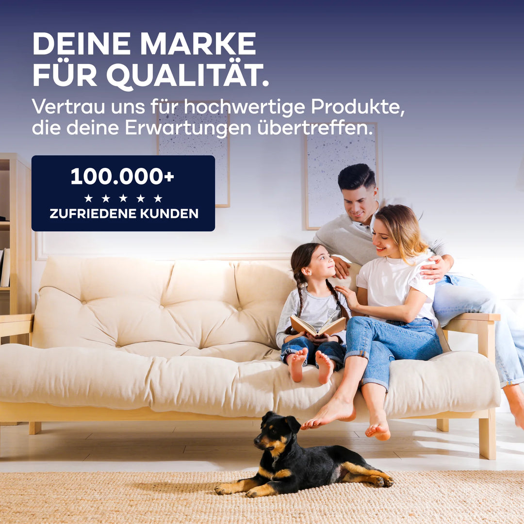 Eine lächelnde Familie sitzt im Wohnzimmer, ein Junge streichelt einen Hund. Text: "plid Anti-Schimmel Renovierfarbe Langzeit-Filmschutz - ideal für Feuchträume. Vertraut auf Qualität und über 100.000 zufriedene Kunden.