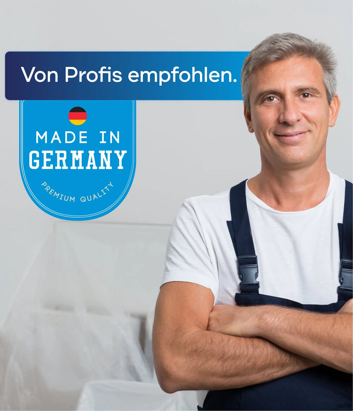 Ein Mann im Arbeitsoverall steht lächelnd mit verschränkten Armen. Neben ihm ist eine blaue Plakette mit der deutschen Flagge zu sehen: Made in Germany und Von Profis empfohlen-ideal für wetterbeständige Silikon Fassadenfarbe Anstreichset von plid.
