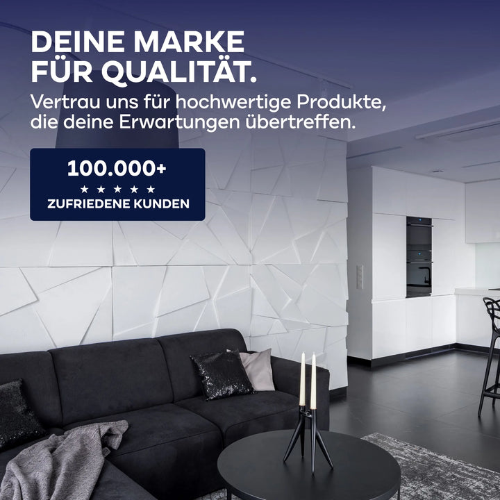 Modernes Wohnzimmer mit schwarzem Sofa, schwarzem runden Tisch mit Kerzen, und einer weißen geometrischen Wand gestrichen mit plid Latexfarbe scheuerbeständig &amp; hochdeckend innen. Text in Deutsch hebt plid Qualität, Vertrauen und 100.000+ zufriedene Kunden hervor. Weiße Küche im Hintergrund.