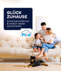 Eine lächelnde Familie entspannt sich auf einem beigen Sofa in einem hellen Wohnzimmer neben ihrem Hund. Text in Deutsch wirbt für plid Anti-Schimmel Renovierfarbe Langzeit-Filmschutz für dauerhaften Schutz und frische Luft zu Hause.
