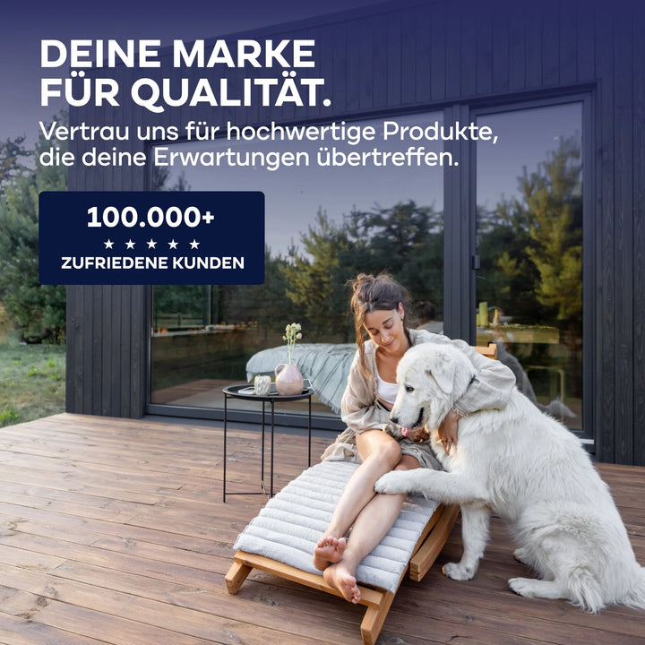 Eine Frau entspannt sich mit ihrem Hund auf einer Terrasse, hinter ihr steht ein modernes Haus. Text in Deutsch bietet plid Plid® Möbellack Innen &amp; Außen - Buntlack für Möbel &amp; Holz - mit über 100.000 zufriedenen Kunden.