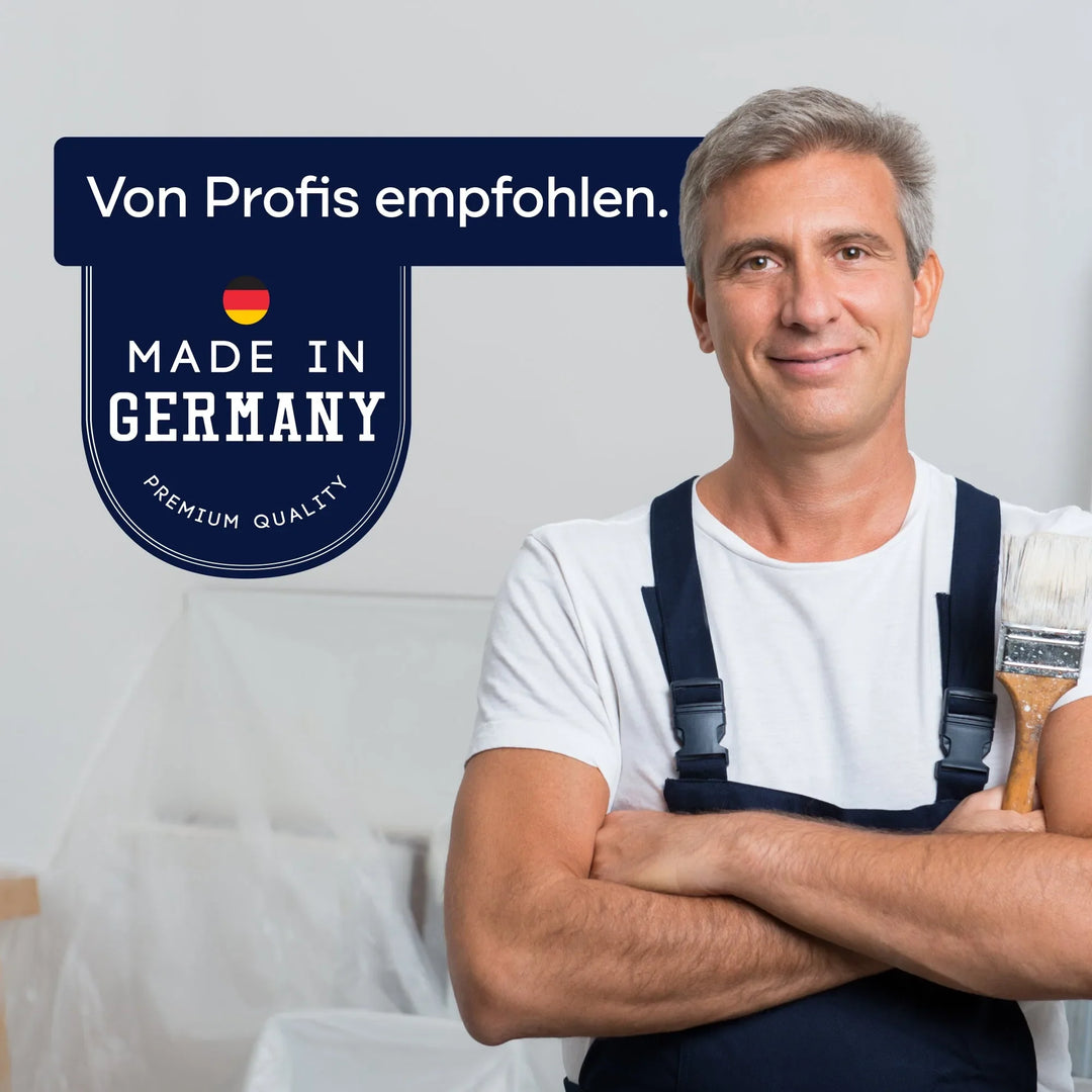 Ein lächelnder Mann in Latzhose mit einem Pinsel steht neben einem Schild: Von Profis empfohlen. Hergestellt in Deutschland. Premium Qualität, mit der deutschen Flagge und der Hervorhebung von plid Holzlasur für innen &amp; außen - wetterfest &amp; atmungsaktiv.