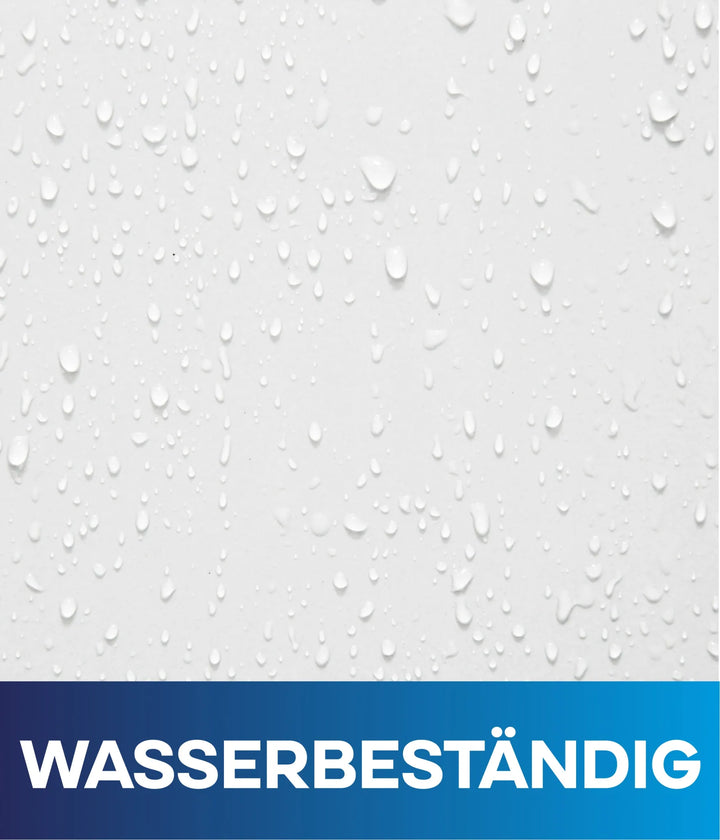 Wassertropfen auf einer weißen Fläche unterstreichen die wetterbeständige Eigenschaft des plid Silikon Fassadenfarbe Anstreichsets. Ein blaues Banner am unteren Rand zeigt in fetten weißen Buchstaben "WASSERBESTÄNDIG" an.