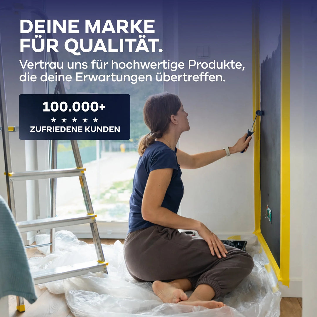 Eine Frau malt eine Wand schwarz und nutzt das Plid Goldband Malerkrepp von PLID Shop für exakte Farbkanten. Deutsche Werbung hebt die Premium-Qualität hervor und verweist auf über 100.000 zufriedene Kunden.
