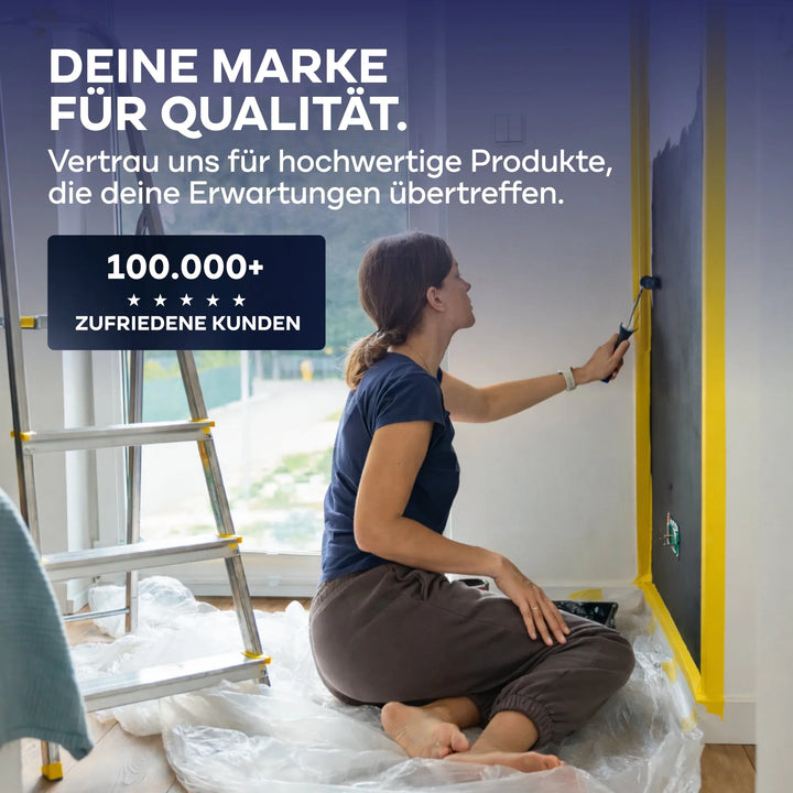 Eine Frau malt eine Wand schwarz und nutzt das Plid Goldband Malerkrepp von PLID Shop für exakte Farbkanten. Deutsche Werbung hebt die Premium-Qualität hervor und verweist auf über 100.000 zufriedene Kunden.