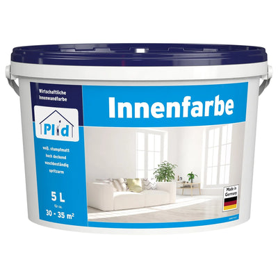 Ein 5-Liter-Becher Plid Innenfarbe - hochdeckend, tropfarm & geruchsarm für Innenräume von plid wird mit einem blauen Deckel geliefert. Das Etikett zeigt ein helles Wohnzimmer, Angaben in deutscher Sprache und ein Made in Germany-Zeichen.