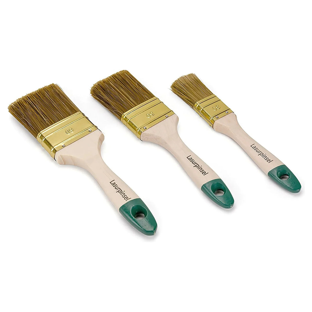 Das plid Lasurpinselset 3-tlg enthält drei Pinsel mit hellem Holzstiel, grüner Spitze und goldfarbener Zwinge, die nebeneinander auf weißem Grund angeordnet sind - ideal zum Auftragen von Innenfarbe.