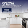 Eine moderne Küche mit weißen Schränken, goldenen Griffen, großem Herd und weißem Fliesenspiegel. Entdecken Sie hochwertige Bad & Küche Produkte wie das plid PU-Fliesenlack Set mit Anlauger und Lackierset - mehr als 100.000 zufriedene Kunden!.
