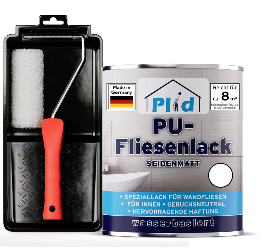 Ein plid PU-Fliesenlack Lackierset mit rotem Griff sitzt in einem schwarzen Tablett neben einer Dose mit wasserbasierter, matter Fliesenfarbe für Bad und Küche, die ~8 m² abdeckt und ideal für die Renovierung von Fliesen ist.