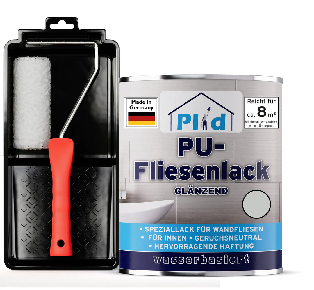 Ein Farbroller mit rotem Griff und Tablett steht neben einer Dose plid PU-Fliesenlack Lackierset, einer glänzenden Wandfliesenfarbe auf Wasserbasis für die Renovierung von Bad und Küche. Das in Deutschland hergestellte Produkt deckt 8 m² ab und hat eine blaue und silberne Beschriftung.
