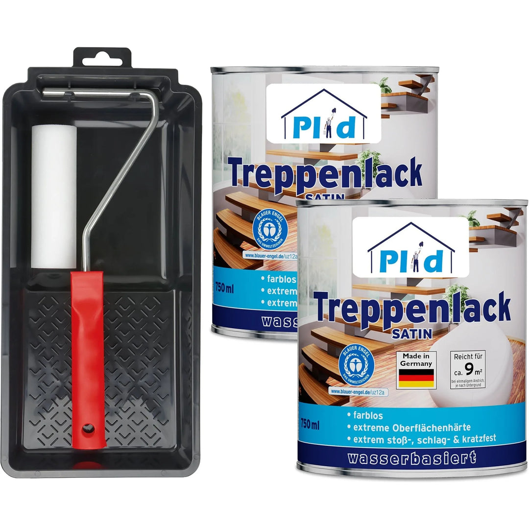 Ein schwarzes Farbtablett mit einer Rolle mit rotem Griff steht neben zwei Dosen plid Treppenlack - Lackierset satinierter Treppenlack mit Etiketten mit Holztreppe und deutschem Text - ideal für die Fertigstellung jedes Holztreppenprojekts.