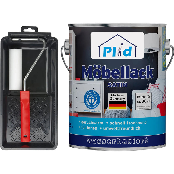 Eine Dose plid Möbellack seidenmatt auf Wasserbasis steht neben einem plid Möbellack - Lackierset mit Rolle und Schale. Die blau-weiß beschriftete Dose ist mit deutschen Texten und umweltfreundlichen Symbolen versehen und eignet sich für die professionelle Möbellackierung.