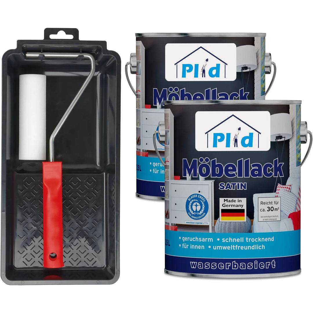 Eine schwarze Farbwanne mit rotem Stielroller steht neben zwei Dosen plid Möbellack - Lackierset mit blauem und weißem Etikett - ideal für die professionelle Möbellackierung oder als Teil Ihrer Lackierausrüstung.
