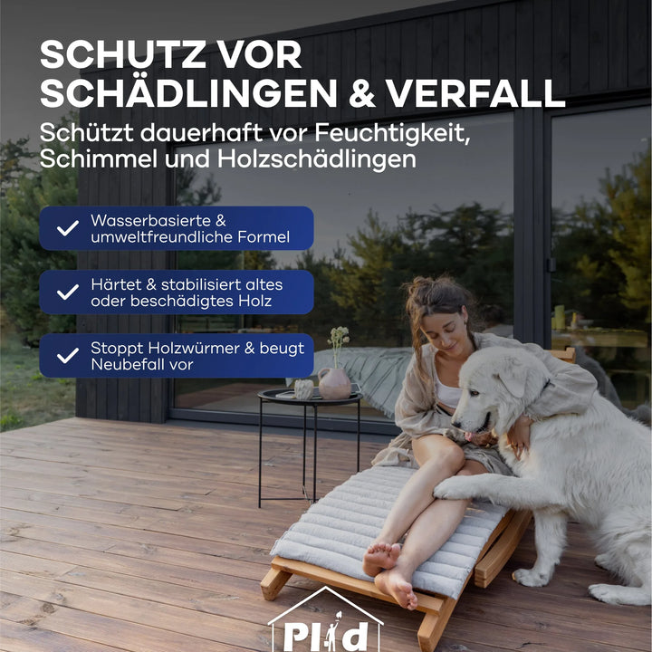 Eine Frau entspannt sich auf einer Holzterrasse mit ihrem großen weißen Hund. Der deutsche Text hebt das Holzwurm Schreck - Anstreichset von plid hervor: umweltfreundliche Formel, Holzreparatur, Schädlingsbekämpfung und zuverlässiger Schutz vor Holzwurm.