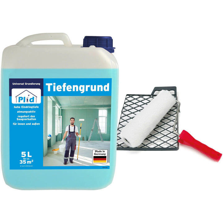 Ein 5-Liter-Gebinde plid Tiefengrund lösemittelfrei für saugende Untergründe steht neben einer Farbrolle, einem Tablett und einem Gitter. Das Etikett zeigt einen Maler, sagt "Made in Germany" und umfasst 35 m².