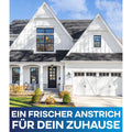Ein modernes weißes Haus mit schwarz gerahmten Fenstern, einem schwarzen Dach und Faserzementplatten als Akzente hat eine plid Fassadenfarbe. Ordentlich gestutzte Büsche und ein kleiner Baum vervollständigen den Hof. Deutscher Text: EIN FRISCHER ANSTRICH FÜR DEIN ZUHAUSE.