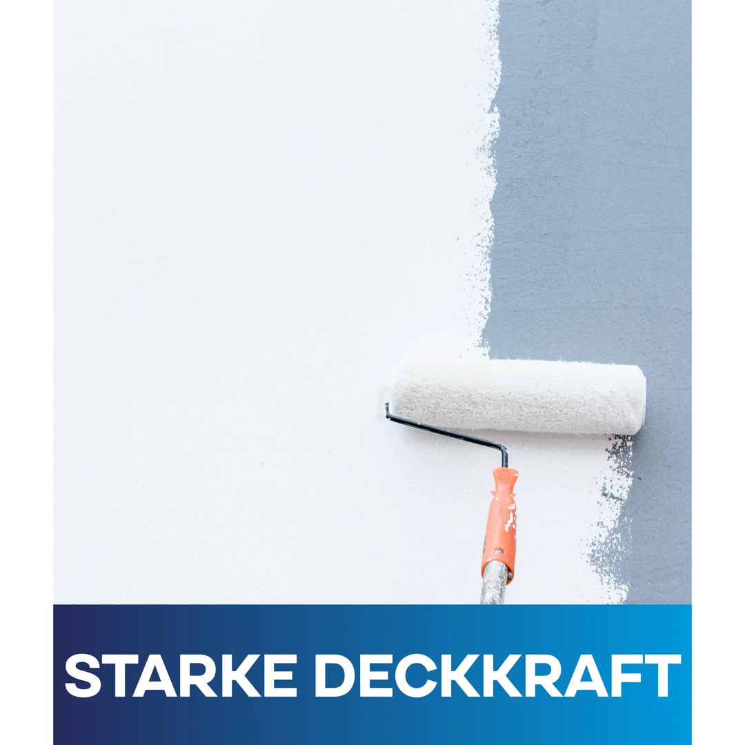 Ein Farbroller mit orangefarbenem Griff trägt weiße plid Fassadenfarbe - Anstreichset auf eine graue Wand auf und sorgt für eine starke Deckkraft - ideal für Innenanstriche auf Putz- und Betonflächen. Unten steht in fetter weißer Schrift auf blauem Grund "STARKE DECKKRAFT".