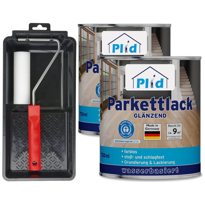 Ein plid Parkettlack Anstreichset glänzend/Satin für Holzböden, mit einer Rolle mit rotem Griff auf einem schwarzen Tablett, steht neben zwei Dosen deutschen Klarlacks auf Wasserbasis für glänzenden, stoßfesten Holzbodenschutz.