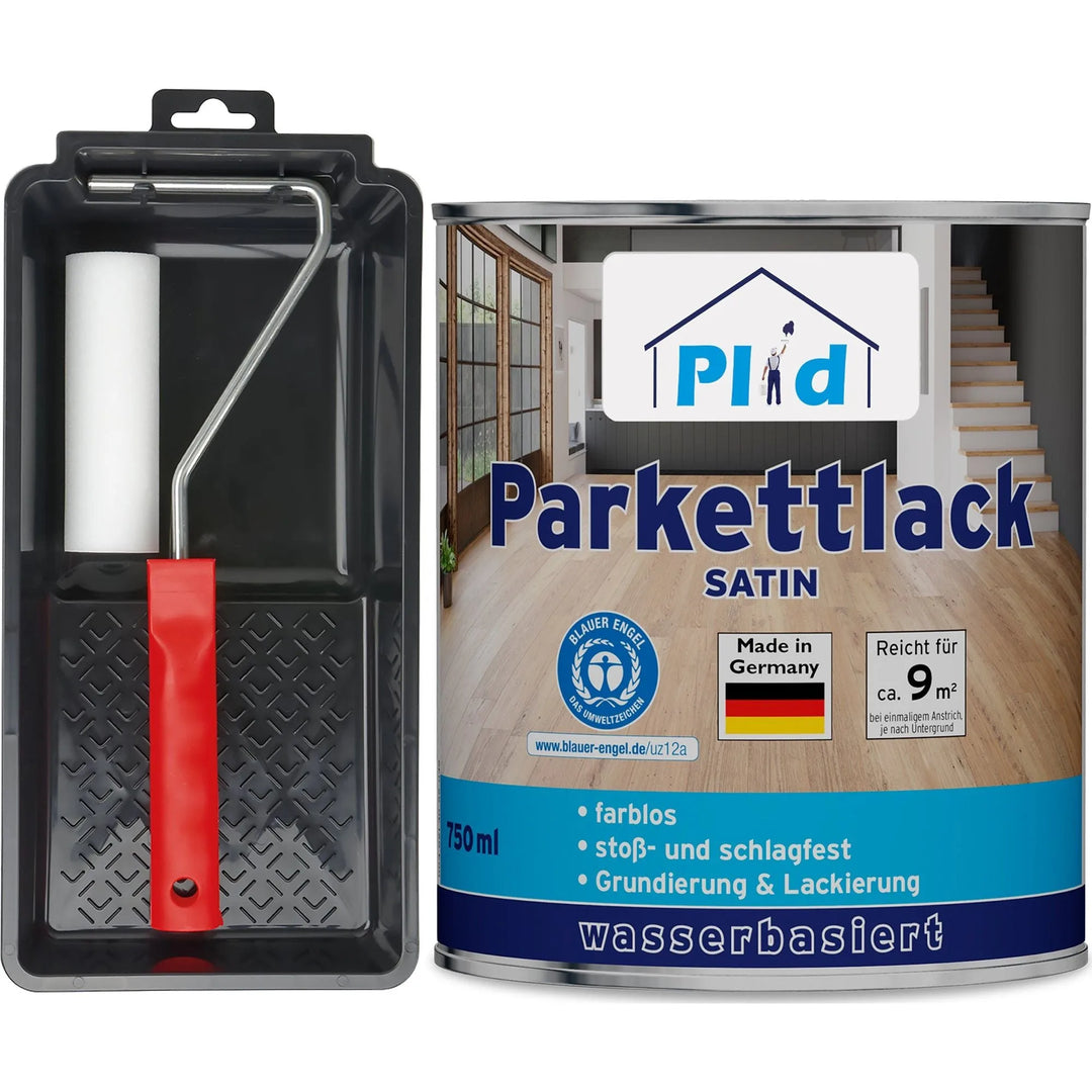 Ein Farbroller mit rotem Griff und Tablett steht neben einer Dose plid Parkettlack Anstreichset glänzend/Satin für Holzböden mit blau-weißer deutscher Beschriftung und einer wasserbasierten, stoßfesten Rezeptur made in Germany.