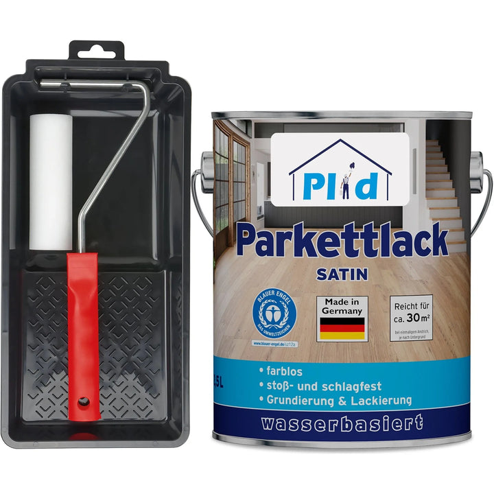 Ein plid Parkettlack Anstreichset glänzend / Satin für Holzböden, mit einem rotstieligen Farbroller in einem schwarzen Tablett neben einer beschrifteten Dose mit Holztreppen und -böden, ist ideal für stoßfeste, satinierte Oberflächen.