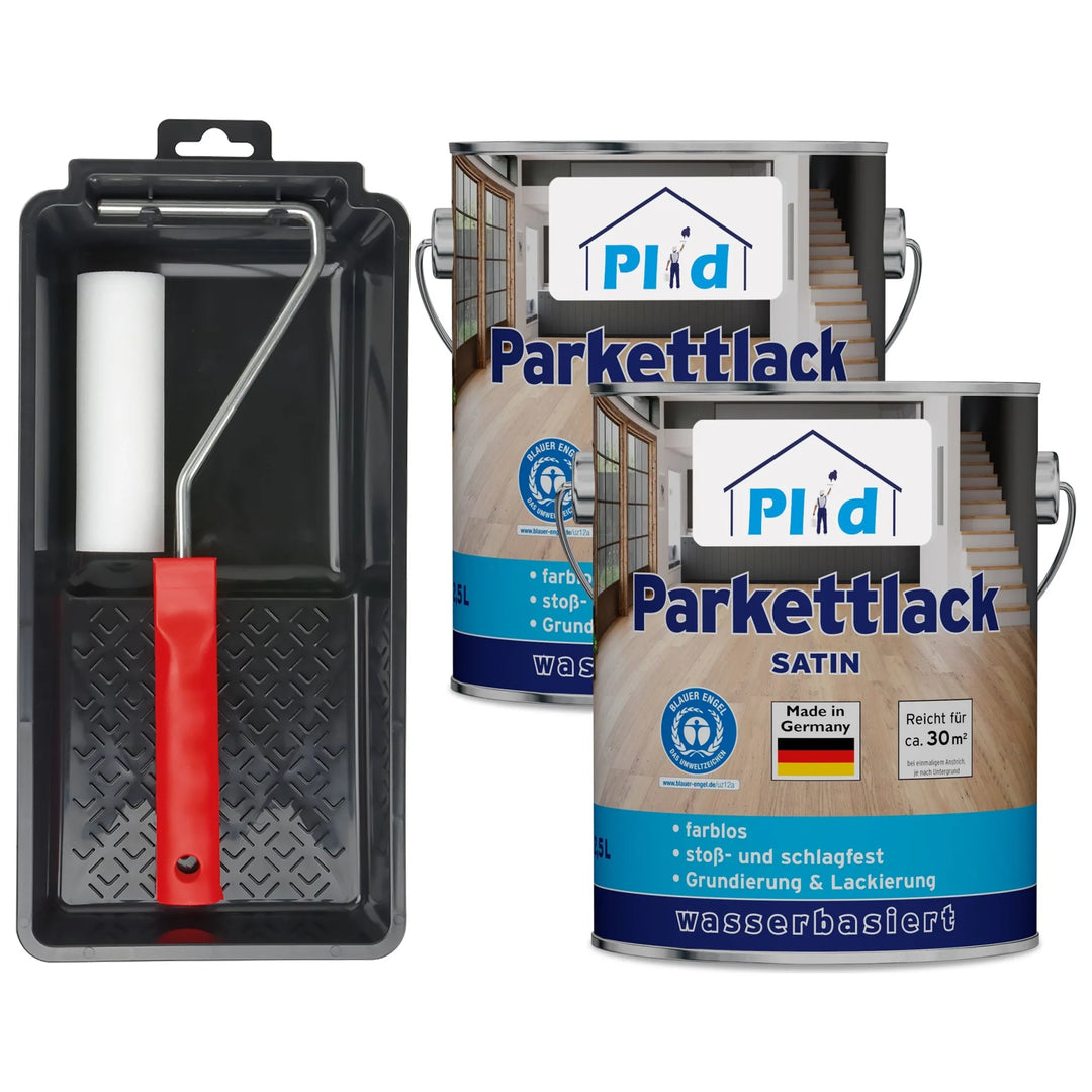 Abgebildet sind zwei Dosen plid Parkettlack Anstreichset glänzend / Satin für Holzböden mit Farbroller und Tray. Die Dosen sind mit einer Holztreppe und einem Made in Germany Schriftzug versehen und versprechen ein stoßfestes Finish.