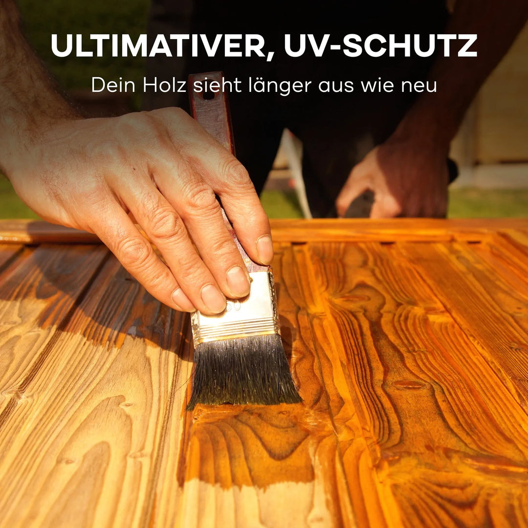 Eine Hand trägt plid Holzschutzlasur außen wetterfest &amp; atmungsaktiv mit einem Pinsel auf Holzbretter auf. Ultimativer UV-Schutz - für dauerhaft schönes Holz im Außenbereich. Dein Holz bleibt länger wie neu.