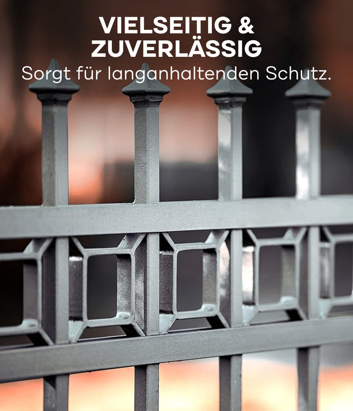 Eine Nahaufnahme eines Metallzauns mit geometrischen Mustern. Über dem Bild steht: VIELSEITIG &amp; ZUVERLÄSSIG. Plid Allgrund - Universal-Haftgrund von plid schützt Metall, Holz &amp; Kunststoff langanhaltend vor Korrosion. Unscharfer Hintergrund.