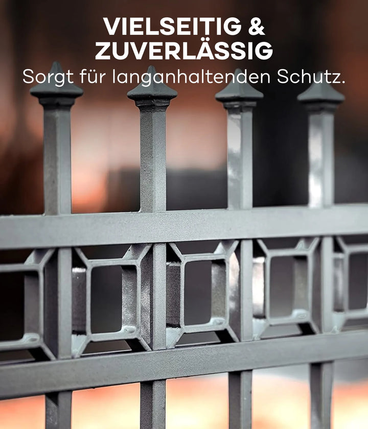 Eine Nahaufnahme eines Metallzauns mit geometrischen Mustern. Über dem Bild steht: VIELSEITIG &amp; ZUVERLÄSSIG. Plid Allgrund - Universal-Haftgrund von plid schützt Metall, Holz &amp; Kunststoff langanhaltend vor Korrosion. Unscharfer Hintergrund.