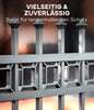 Nahaufnahme eines schwarzen Metallzauns mit spitzen Pfosten. Darüber steht ein deutscher Text: Vielseitig & zuverlässig. Plid Allgrund - Universal-Haftgrund von plid schützt Metall, Holz & Kunststoff langanhaltend vor Korrosion. Der Hintergrund ist in warmen Tönen unscharf.