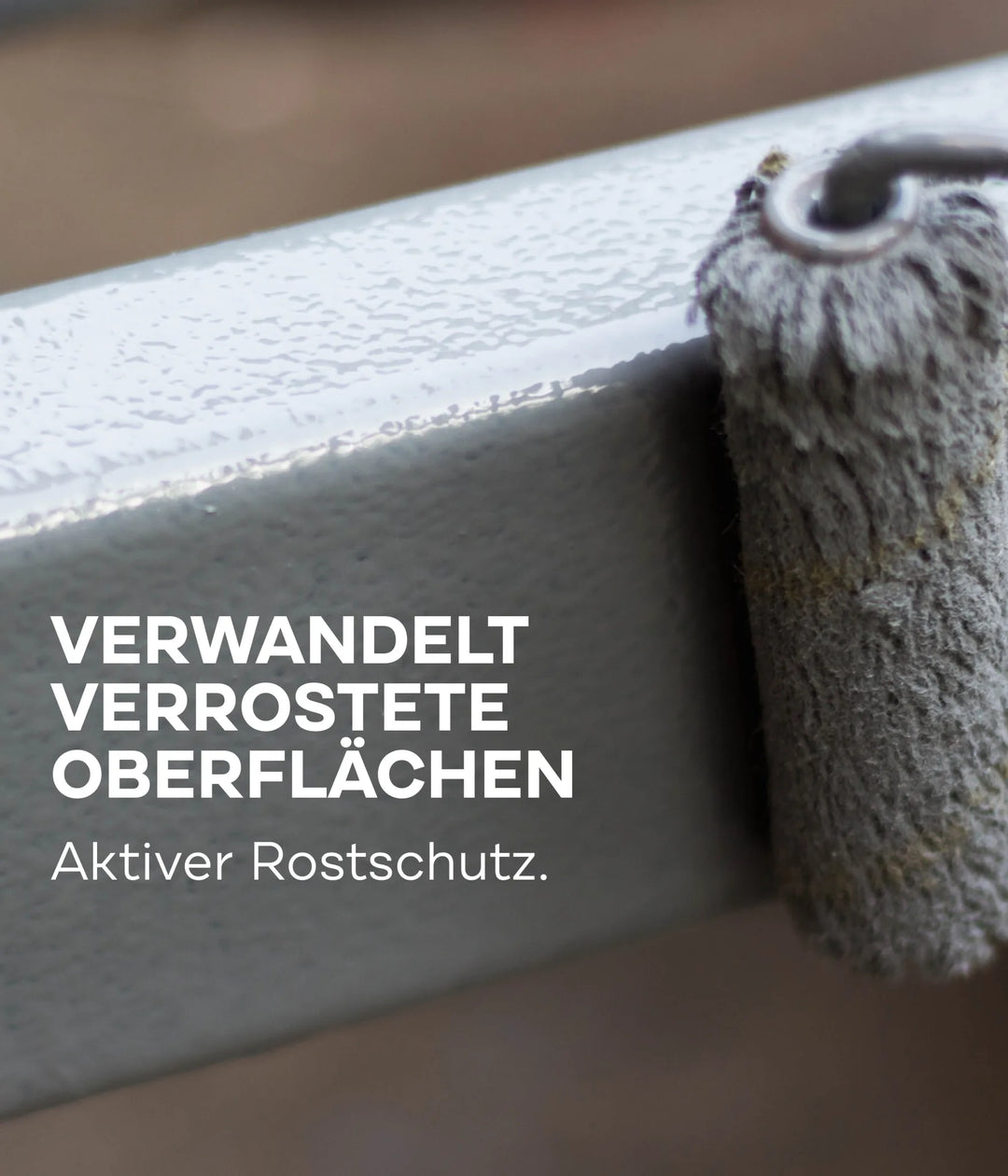 Nahaufnahme eines Farbrollers, der graue Farbe auf rostiges Metall aufträgt, mit deutschem Text: Verwandelt verrostete Oberflächen. Aktiver Rost- und Korrosionsschutz dank Allgrund - Anstreichset von plid.