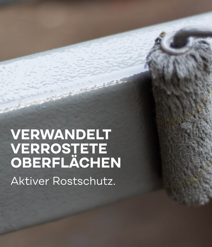 Nahaufnahme eines Farbrollers, der plid Plid Allgrund - Universal-Haftgrund für Metall, Holz &amp; Kunststoff auf Metall aufträgt. Der deutsche Text lautet: Verwandelt verrostete Oberflächen. Aktiver Rostschutz und optimaler Korrosionsschutz.