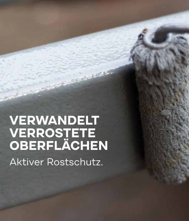 Nahaufnahme eines Farbrollers, der plid Plid Allgrund - Universal-Haftgrund für Metall, Holz &amp; Kunststoff auf Metall aufträgt. Der deutsche Text lautet: Verwandelt verrostete Oberflächen. Aktiver Rostschutz und optimaler Korrosionsschutz.