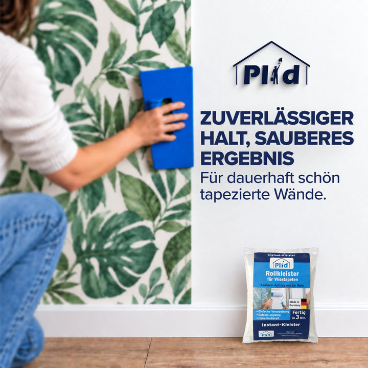 Eine Frau streicht eine Vliestapete mit Blattmuster mit dem blauen Glätter an der Wand fest; rechts daneben steht der Beutel Plid Rollkleister. Der Hinweis nennt zuverlässigen Halt für dauerhaft schön tapezierte Wände.