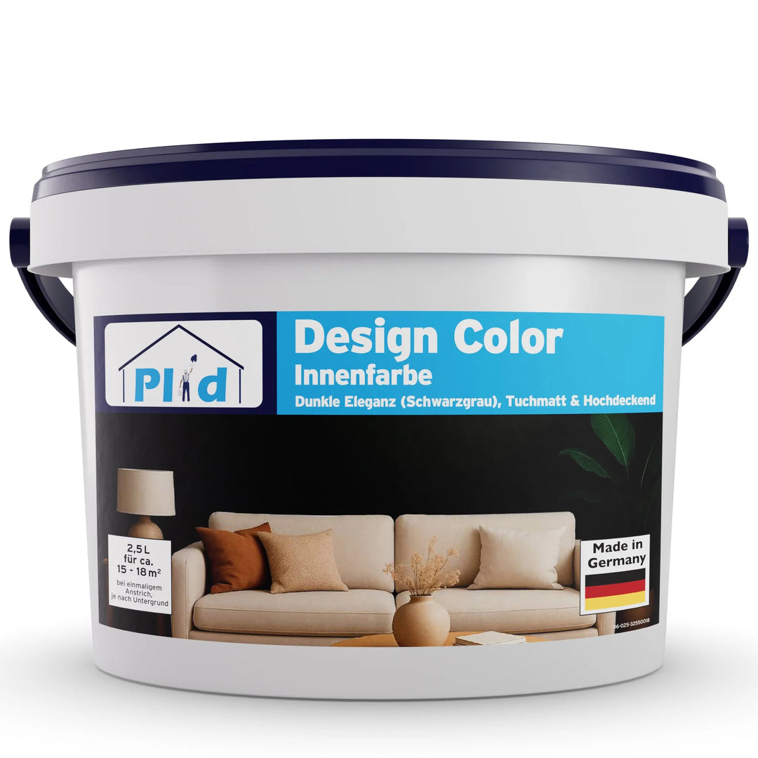 Ein 2,5 Liter großer weißer Farbeimer zeigt ein blaues Etikett mit der Aufschrift "DesignColour Innenfarbe - Emissionsarm &amp; Geruchsneutral", ein modernes Wohnzimmer, ein beiges Sofa, den Text "Made in Germany" und kennzeichnet ihn als emissionsarme Innenwandfarbe.
