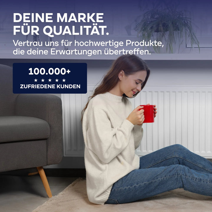 Eine Frau in einem gemütlichen weißen Pullover sitzt lächelnd mit einem roten Becher auf dem Boden. Der deutsche Text wirbt für das Vertrauen in plid Heizkörperlack LH - Terpentinersatz und verweist auf über 100.000 zufriedene Kunden.