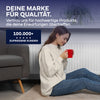 Eine Person entspannt sich auf dem Boden in einem gemütlichen Wohnzimmer und lächelt mit einer roten Tasse. Der deutsche Text wirbt für plid Heizkörperlack LH - hochwertige, hitzebeständige Heizkörperfarbe mit Rostschutz und über 100.000 zufriedenen Kunden. Die Szene ist warm und einladend.