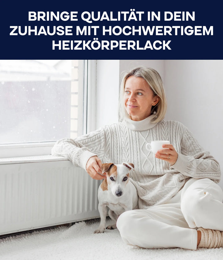 Eine Frau in einem cremefarbenen Pullover sitzt mit einem kleinen Hund an einem Heizkörper, hält eine Tasse und lächelt, während draußen Schnee fällt. Oben wirbt Text auf Deutsch für plid Heizkörperlack LF - Lackierset: schnelltrocknend und temperaturbeständig für Ihr Zuhause.