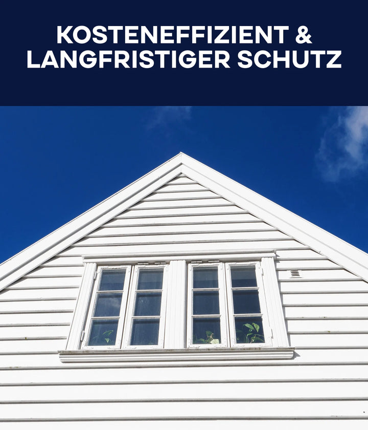 Eine weiße Holzhausfassade mit einem zentralen Fenster unter einem klaren blauen Himmel. Darüber steht ein deutscher Text: Kosteneffizient &amp; langfristiger Schutz mit plid Holz-Isoliergrund - Anstreichset für optimalen Holzschutz.