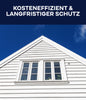 Dreiteilige weiße Hausfassade unter blauem Himmel. Text: Kosteneffizient & langfristiger Schutz - mit Holz-Isoliergrund - Anstreichset von plid für optimalen Holzschutz und einfache Anwendung.