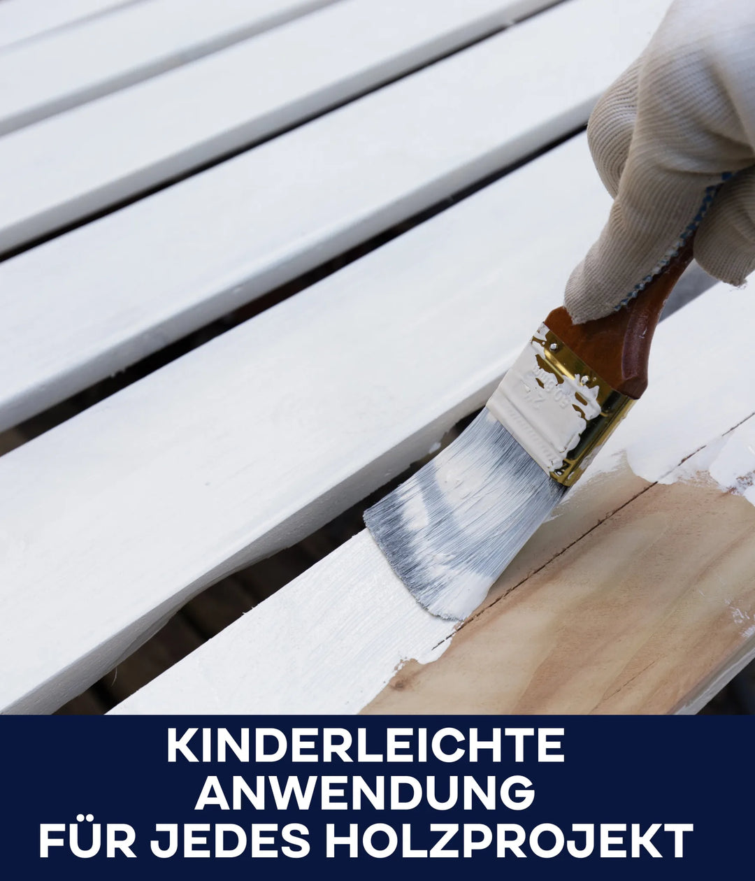 Eine behandschuhte Hand streicht Holzlatten mit dem plid Holz-Isoliergrund - Anstreichset weiß an. Deutscher Text: Kinderleichte Anwendung für jedes Holzprojekt-ideal mit dem plid Set für optimalen Holzschutz.